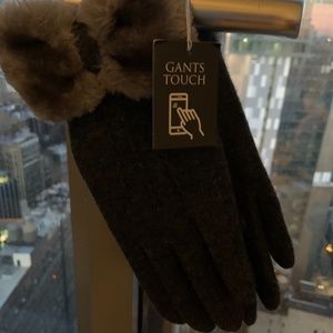 NEW Wool Gloves lined in faux fur with smarttouch